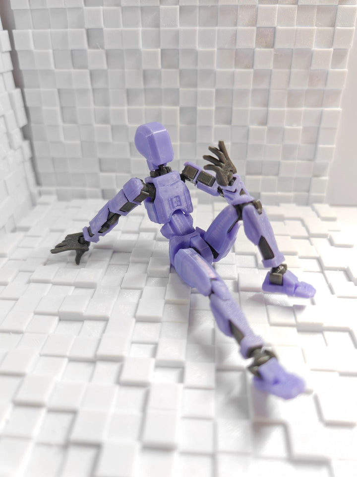 Orange 3D-printad robotfigur i pose