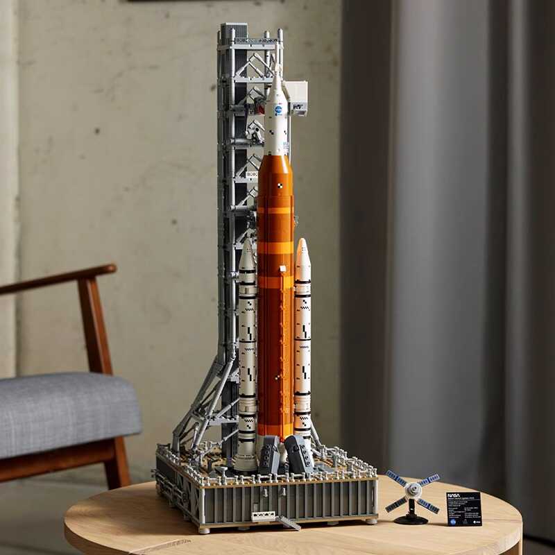 Romfarts rocket model for adult