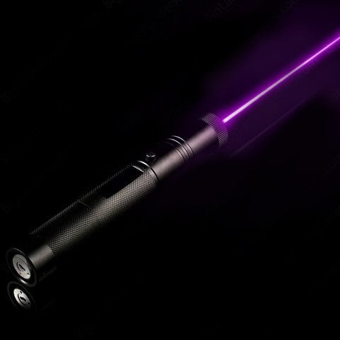 Rechargeable laser pointer with long range and adjustable focus