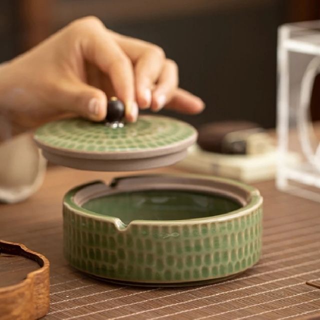 Handmade retro ash tray with lid - style and functionality