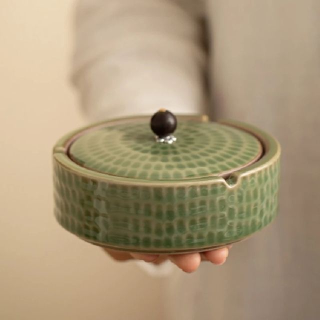 Handmade retro ash tray with lid - style and functionality