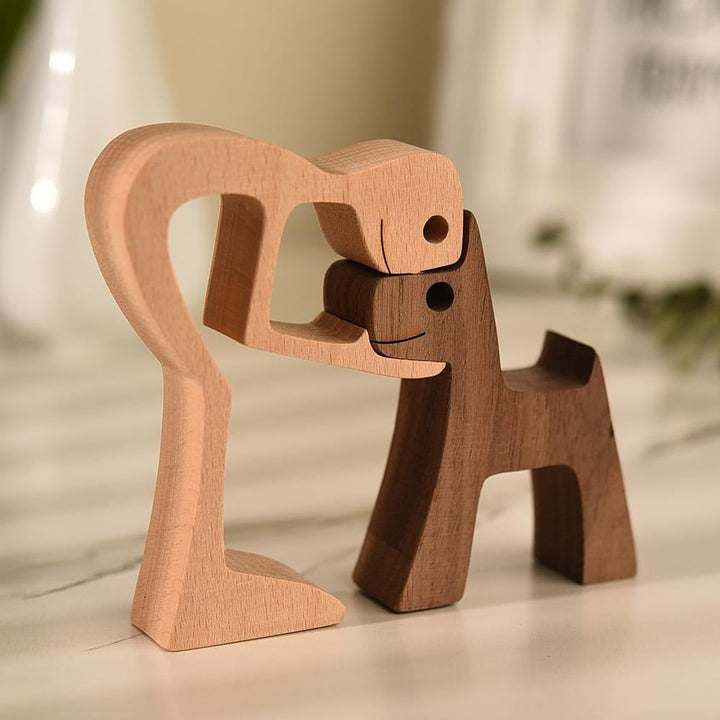 Håndskåret three figure: feir strap between human and dog