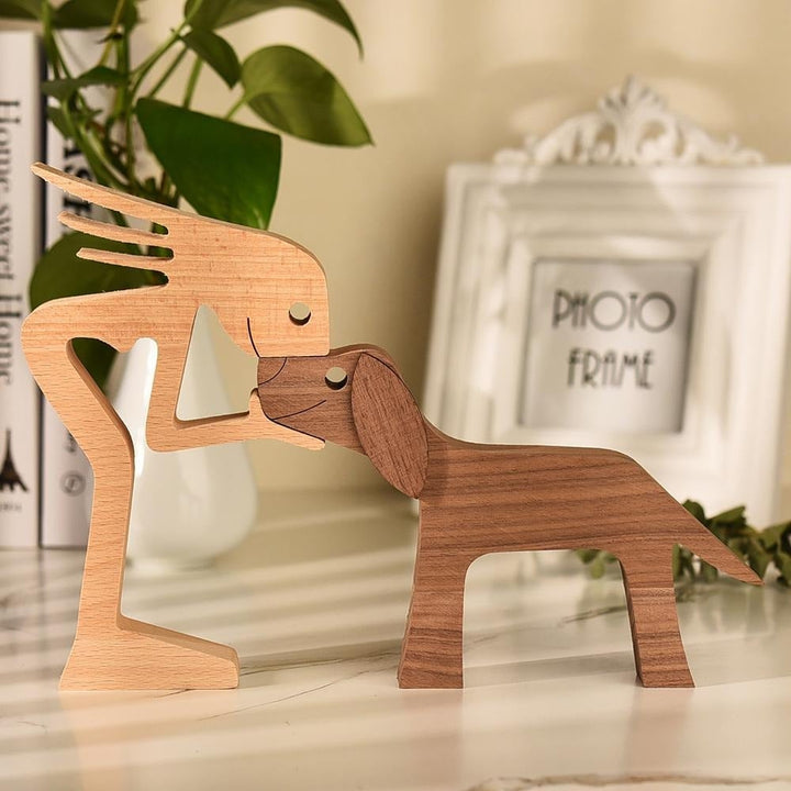 Håndskåret three figure: feir strap between human and dog