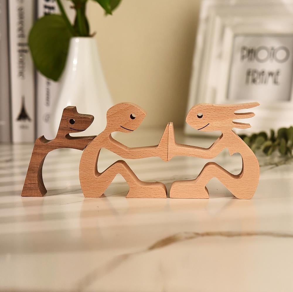 Håndskåret three figure: feir strap between human and dog