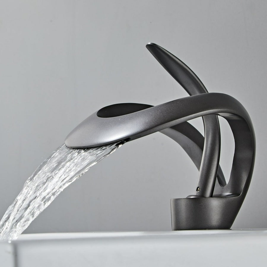 Modern baderom tap with elegant won fall design