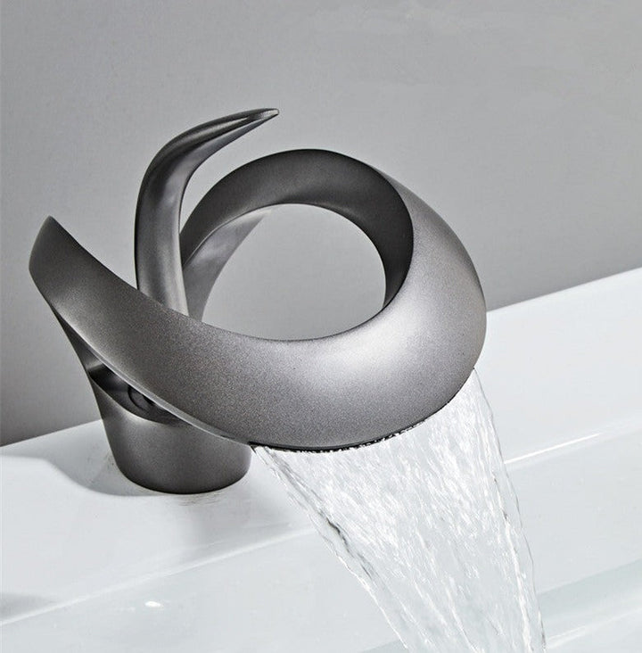 Modern baderom tap with elegant won fall design