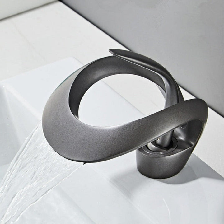 Modern baderom tap with elegant won fall design