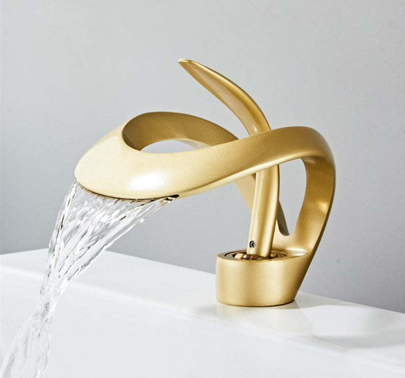 Modern baderom tap with elegant won fall design