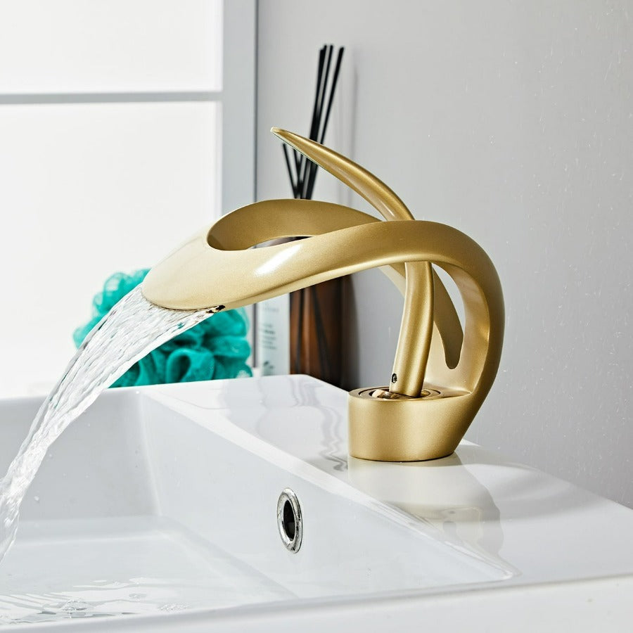 Modern baderom tap with elegant won fall design