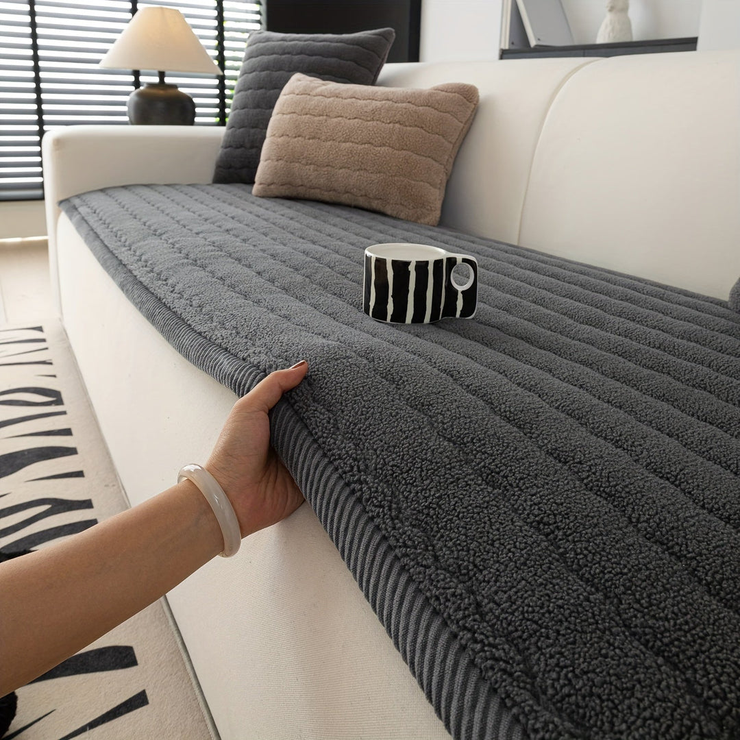 Couch feature for living room - sklisikkert and durable piece of furniture safeguard